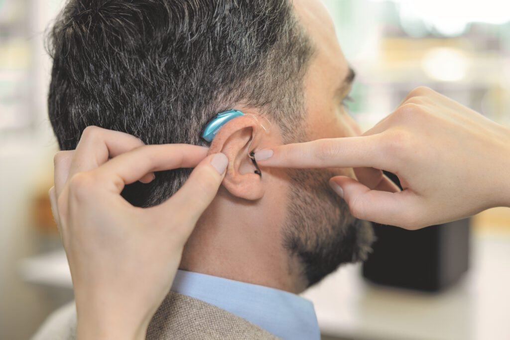 Profesionales de Proaudio realizando diagnósticos durante las jornadas de salud auditiva en Ecuador en 2026.