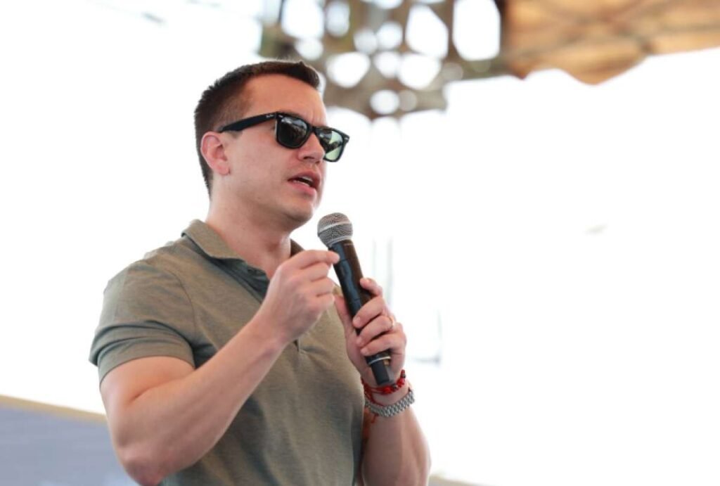 Presidente Daniel Noboa discutiendo la seguridad en la frontera de Ecuador durante una entrevista exclusiva.