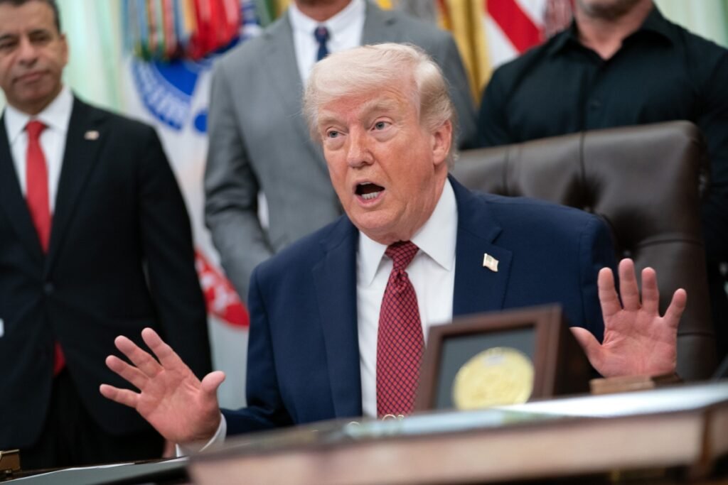 Fragatas militares monitoreando el conflicto en el estrecho de Ormuz durante el bloqueo naval de 2026.