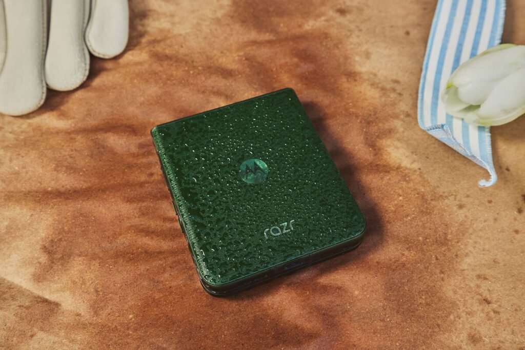 Comparativa de diseño y pantallas exteriores de la nueva familia Motorola Razr 70.