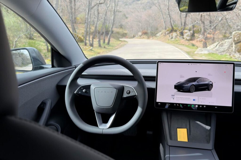 Centro de control técnico gestionando la conducción remota de Tesla para un vehículo autónomo bloqueado en ciudad.