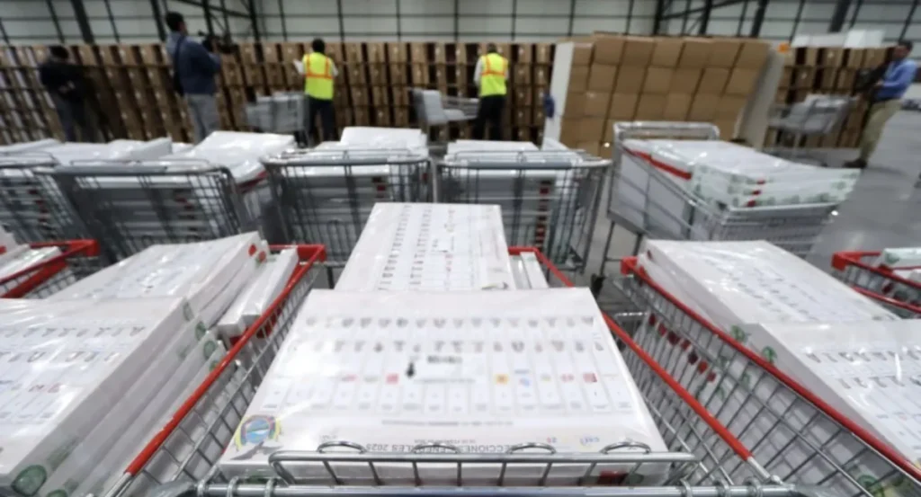 Representación visual de la crisis de partidos políticos en Ecuador con logotipos de movimientos electorales.