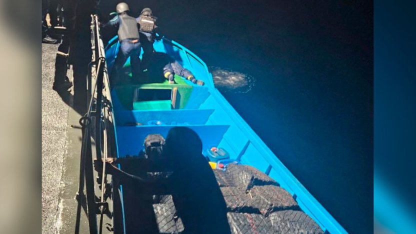 decomiso de droga frente a Manta con bultos incautados en lancha interceptada en altamar
