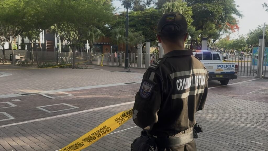 Cadáver en el estero Salado Guayaquil mientras bomberos realizan labores de rescate