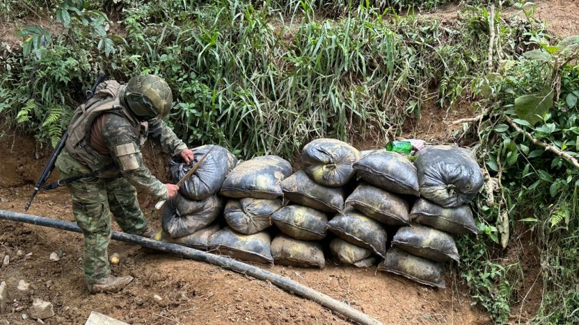 Operativo del Ejército en zona de minería ilegal en Carchi con maquinaria incautada