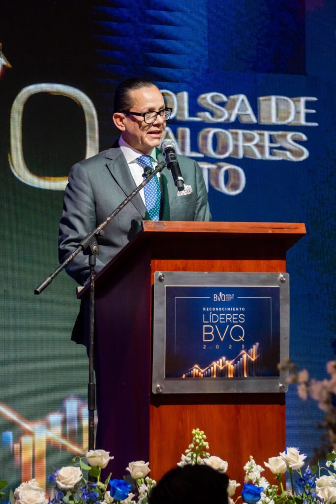 Gala de premiación de la Bolsa de Valores Quito reconociendo a los líderes del mercado de valores ecuatoriano 2025.