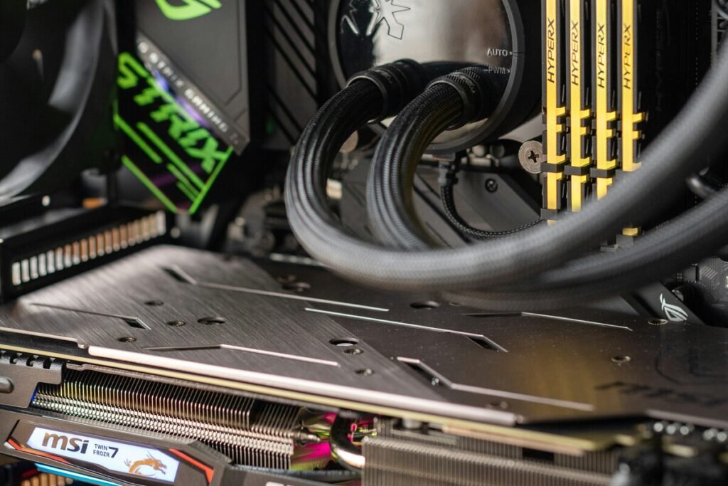 Gráfico técnico que muestra la evolución de los precios de las placas base y la reducción de envíos de Asus, MSI y Gigabyte.