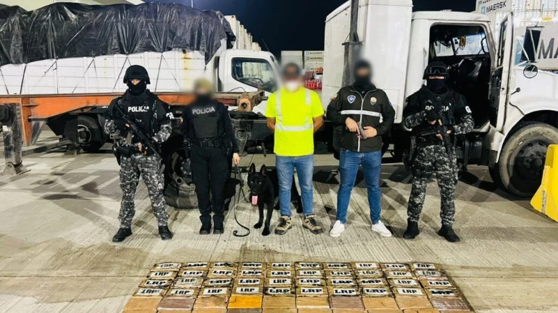 Agentes policiales junto a canes detectores inspeccionando el tráiler donde se hallaron los bloques de cocaína en Posorja.