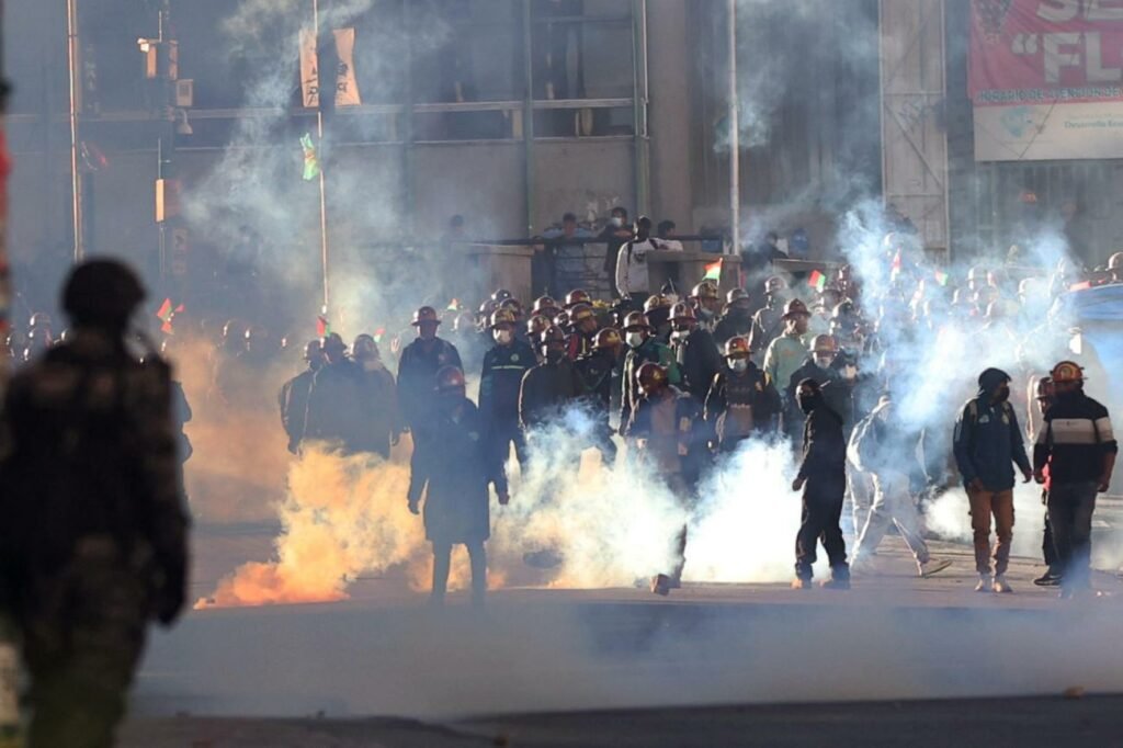 Enfrentamientos en La Paz evidencian la urgencia internacional de un respaldo al gobierno de Bolivia para proteger las instituciones republicanas.