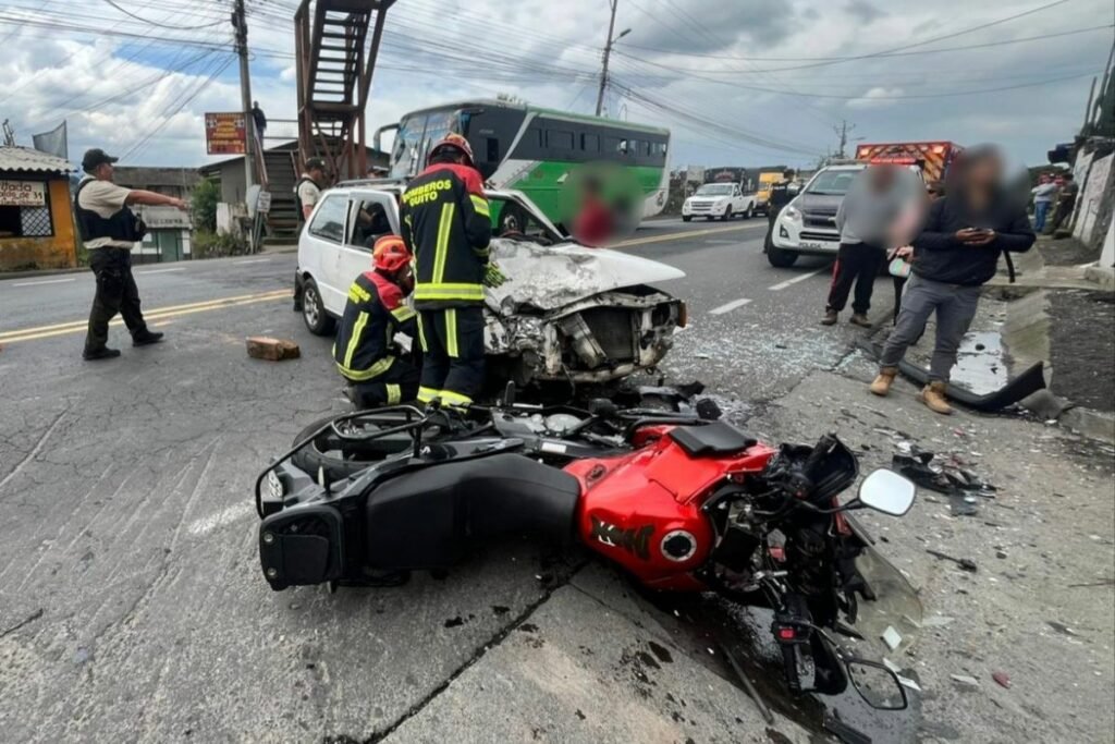 Motociclista usando casco homologado durante controles de seguridad vial en Ecuador