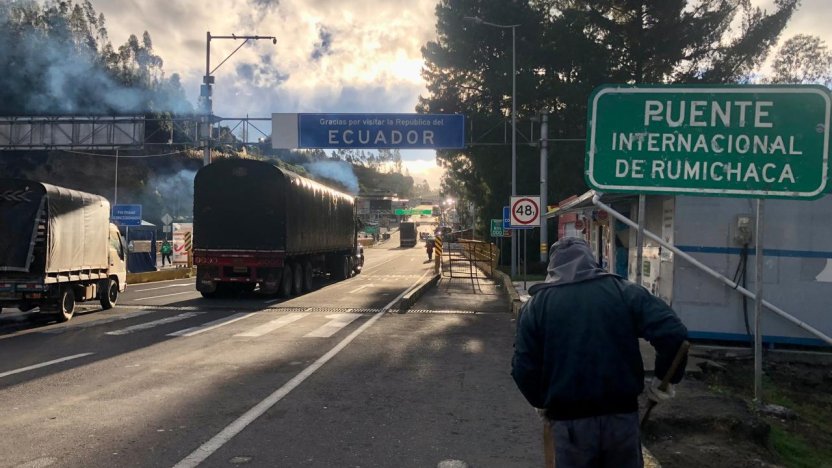 Camiones de carga pesada estacionados cerca de las oficinas de la aduana binacional en la frontera norte de Ecuador.