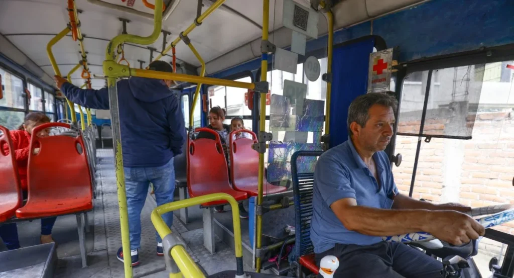 Unidad de transporte público circulando por una avenida, ilustrando la preocupación por un asalto a mano armada dentro de un bus.