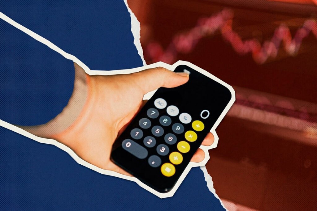 Empleados de una multinacional tecnológica revisando métricas de rendimiento en sus estaciones de trabajo, afectados por la congelación de aumentos salariales por la IA.