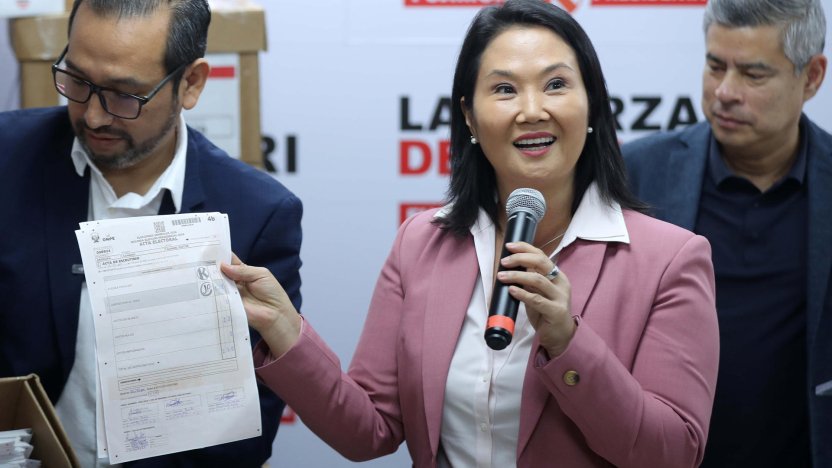 El candidato presidencial izquierdista Roberto Sánchez ofreciendo una conferencia de prensa en Lima frente a micrófonos de medios internacionales.