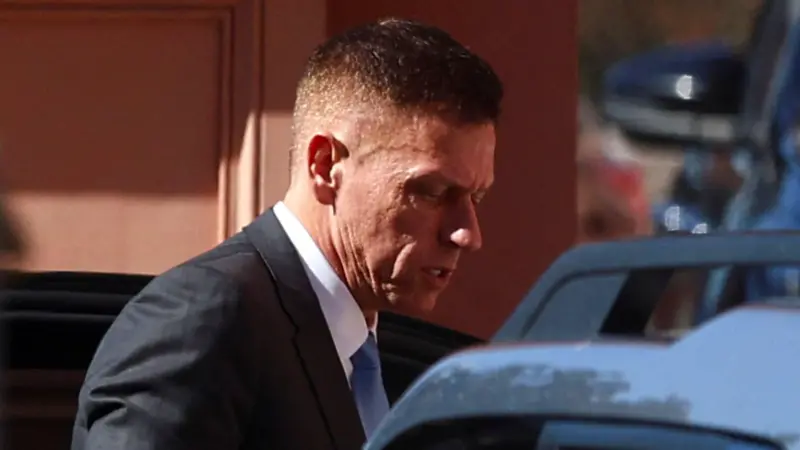 El presidente Javier Milei estrechando la mano del empresario tecnológico Peter Thiel en el salón blanco de la Casa Rosada.