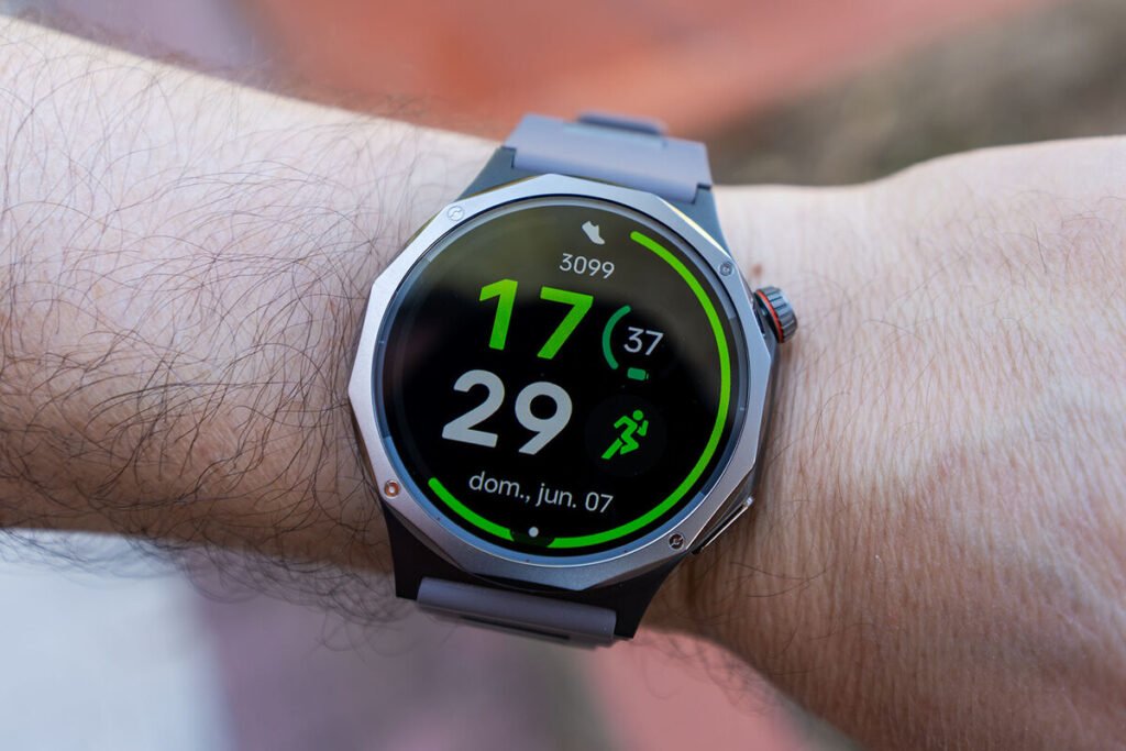 Vista detallada del reloj inteligente OPPO Watch X3 en color Obsidian Black mostrando la corona giratoria y la pantalla AMOLED.