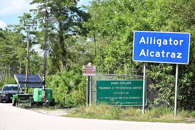 Vista aérea de las carpas y estructuras del centro de detención de migrantes Alligator Alcatraz junto a la pista aérea en Ochopee.