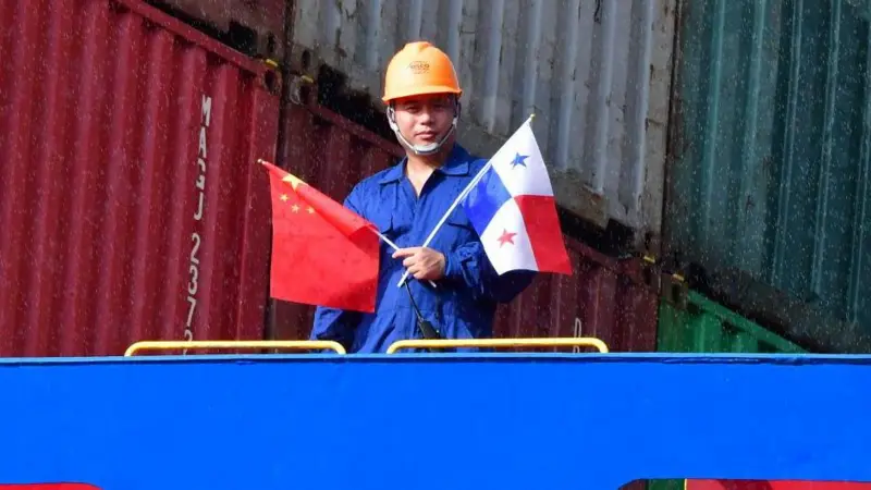 Barco de carga con contenedores transitando por las esclusas del Canal de Panamá bajo la Autoridad del Canal.