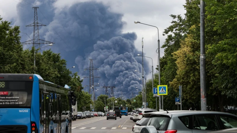 na densa columna de humo negro elevándose desde las instalaciones de una refinería de petróleo afectada por explosiones