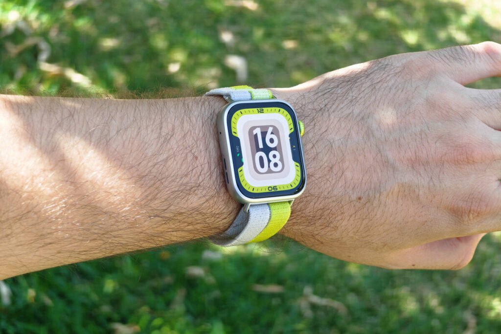 Vista frontal de la pantalla AMOLED brillante que destaca el uso del Huawei Watch Fit 5 como alternativa sobre una muñeca.