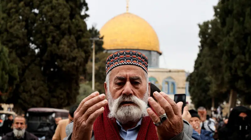 La cúpula dorada del Domo de la Roca resplandeciendo bajo el sol en la explanada del complejo de Al Aqsa en Jerusalén Este.