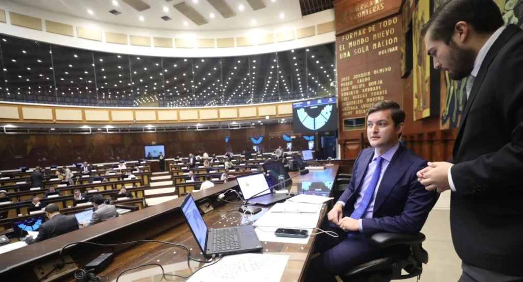 El primer vicepresidente y ahora presidente encargado de la Función Legislativa, el asambleísta oficialista Esteban Torres, dirigiendo una sesión.