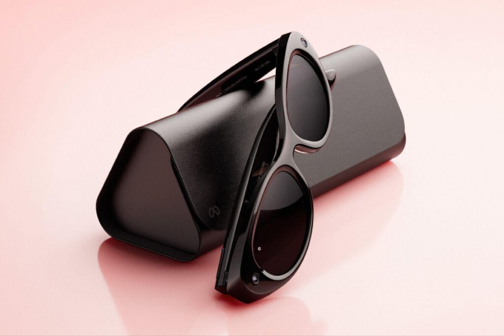 Gafas inteligentes sobre una mesa mostrando el diseño del lanzamiento de las nuevas Meta Glasses sin logotipo de Ray-Ban.