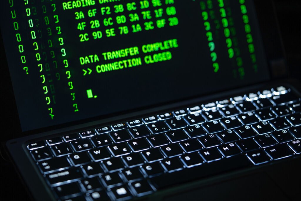 Representación abstracta de un candado digital desintegrándose ante un flujo de datos binarios, ilustrando la capacidad de vulnerar la criptografía clásica.