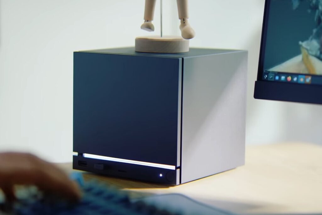 Vista del chasis interno de una consola de videojuegos mostrando los módulos de memoria RAM, ilustrando el debate sobre el precio de la Steam Machine.