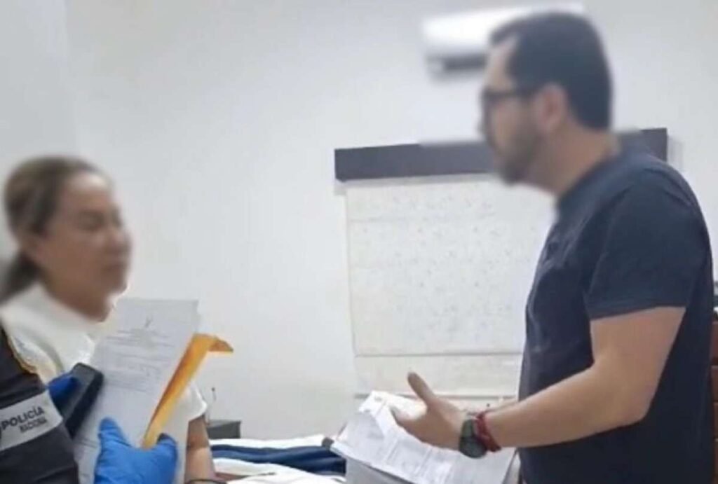 Oficinas del Municipio de Jipijapa custodiadas por agentes policiales durante los allanamientos del Caso Digitador vinculados a la alcaldesa de Jipijapa Ángela P.