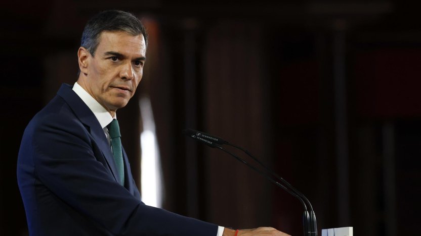 Captura de video del presidente Pedro Sánchez durante su declaración oficial sobre medidas sociales desde el Palacio de la Moncloa.