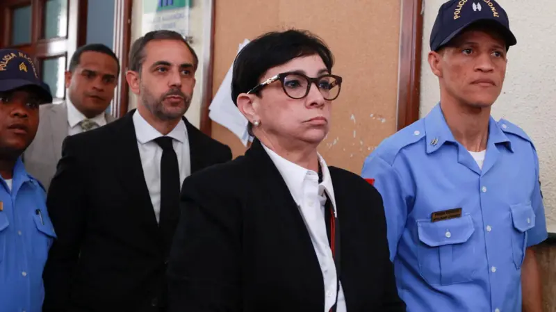 El Palacio de Justicia de Santo Domingo rodeado de familiares de las víctimas del caso Jet Set exigiendo justicia.