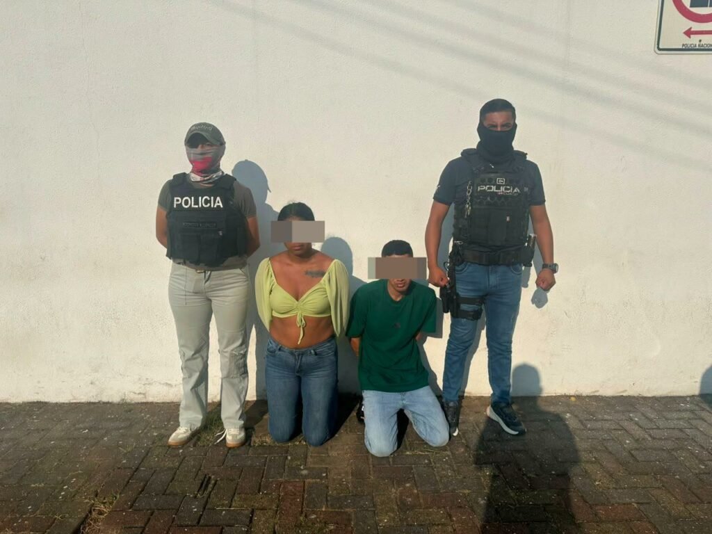 Operativo policial en Manta que permitió la captura de extorsionadores vinculados a amenazas y cobros ilegales en Manabí.