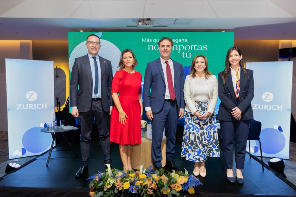 Gregory Renand, Alexandra Chamba y líderes sociales debatiendo sobre la visión empresarial más consciente en Ecuador durante el foro de Zurich.