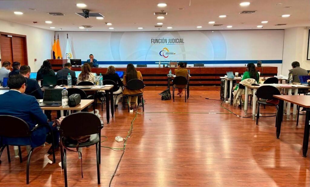 Investigación del Caso Triple A sobre el presunto desvío de combustibles subsidiados en Ecuador.