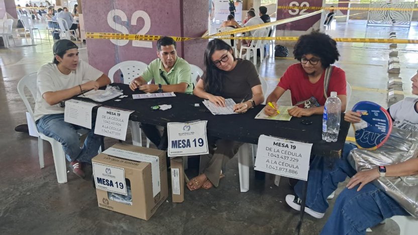 Los magistrados del Consejo Nacional Electoral de Colombia instalados en la audiencia nacional pública de escrutinios en Bogotá.