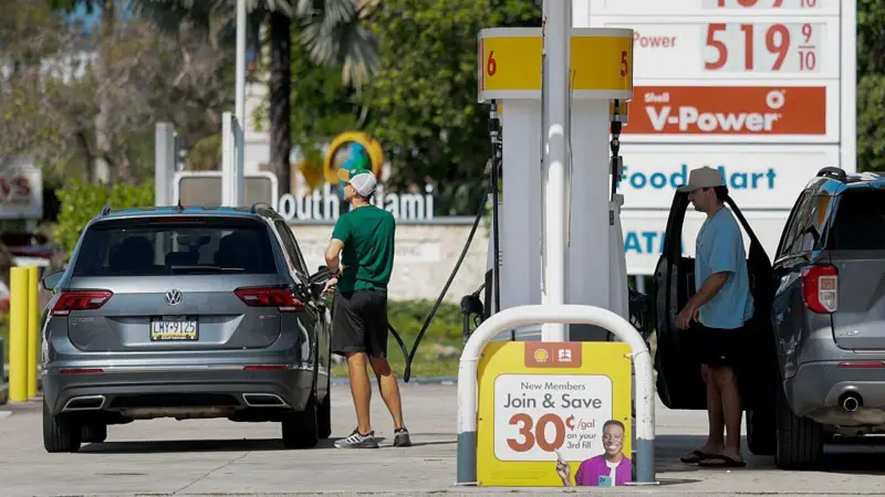 Letrero digital de una estación de servicio estadounidense mostrando precios elevados por galón de gasolina.