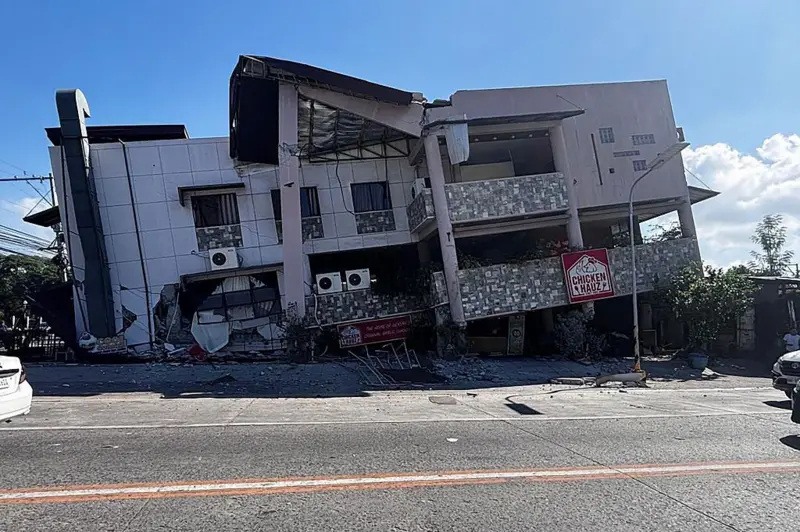 Fachada colapsada y escombros de un edificio destruido en la ciudad de General Santos tras el sismo.