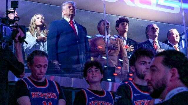 Vista general del Madison Square Garden abarrotado con las pantallas gigantes mostrando el palco presidencial.
