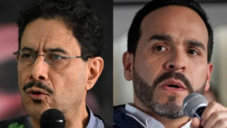 El candidato presidencial Abelardo de la Espriella hablando desde un podio rodeado por cristales blindados en un mitin político.