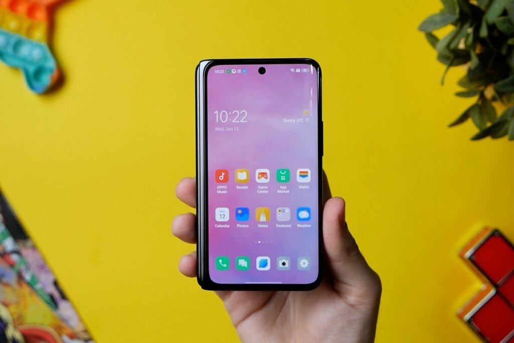 Animación publicitaria oficial de Samsung que ilustra de forma indirecta el cambio hacia un factor de forma cuadrado en la morfología del Samsung Galaxy Z Fold8.