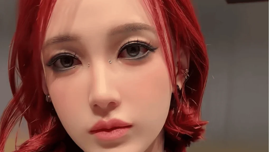 El androide humanoide con rostro hiperrealista U1 de UBTech expuesto sobre el escenario principal del evento tecnológico en Shenzhen, representando cómo China estrena robots humanoides hiperrealistas.