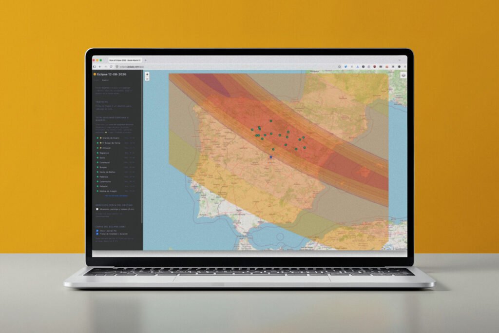Interfaz web del mapa interactivo desplegando las franjas de totalidad del eclipse solar y las rutas de viaje optimizadas desde Madrid, representando la creación de mapas interactivos.