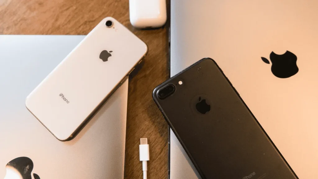 Múltiples dispositivos iPhone antiguos organizados sobre una superficie plana de prueba, ilustrando los modelos afectados por la vulnerabilidad del BootROM de iPhone.