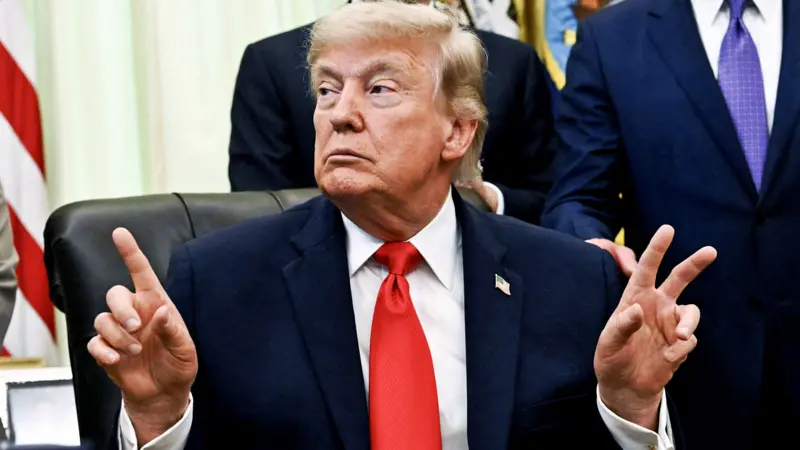 El presidente de Estados Unidos Donald Trump firmando una ley de activos digitales vinculada a la industria de las criptomonedas.