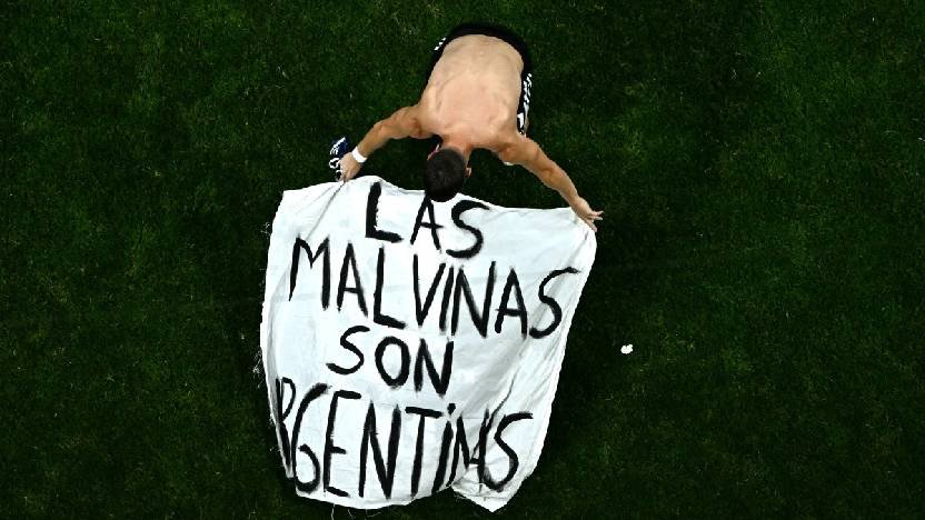 Los jugadores de la selección argentina sostienen una pancarta sobre los derechos de soberanía sobre las Malvinas tras vencer a Inglaterra.