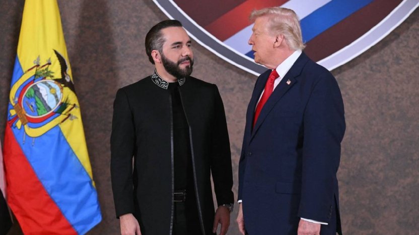 El presidente de Estados Unidos, Donald Trump, junto a Nayib Bukele en el Despacho Oval conversando a puerta cerrada.