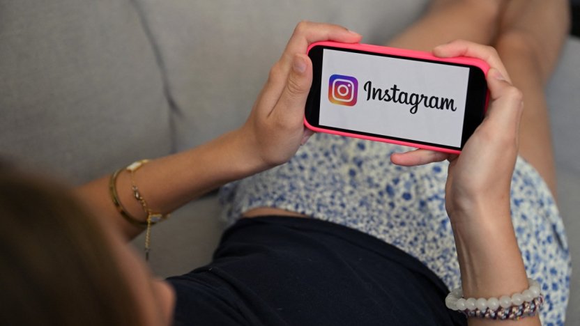Bloqueo de las redes sociales a menores de 15 años mostrado en la pantalla de un teléfono inteligente.