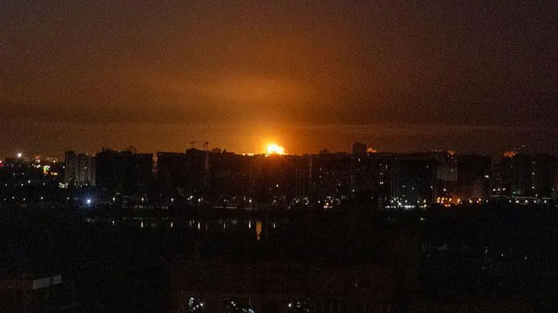 estrucción y escombros en un bloque de apartamentos afectado por el ataque masivo contra Kyiv.