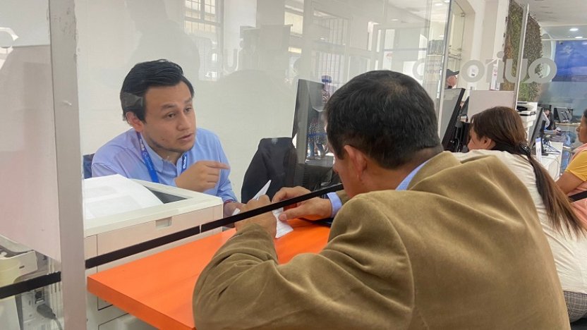 Contribuyente en Quito utilizando la plataforma digital del Municipio para consultar los valores correspondientes al tributo de la patente municipal.